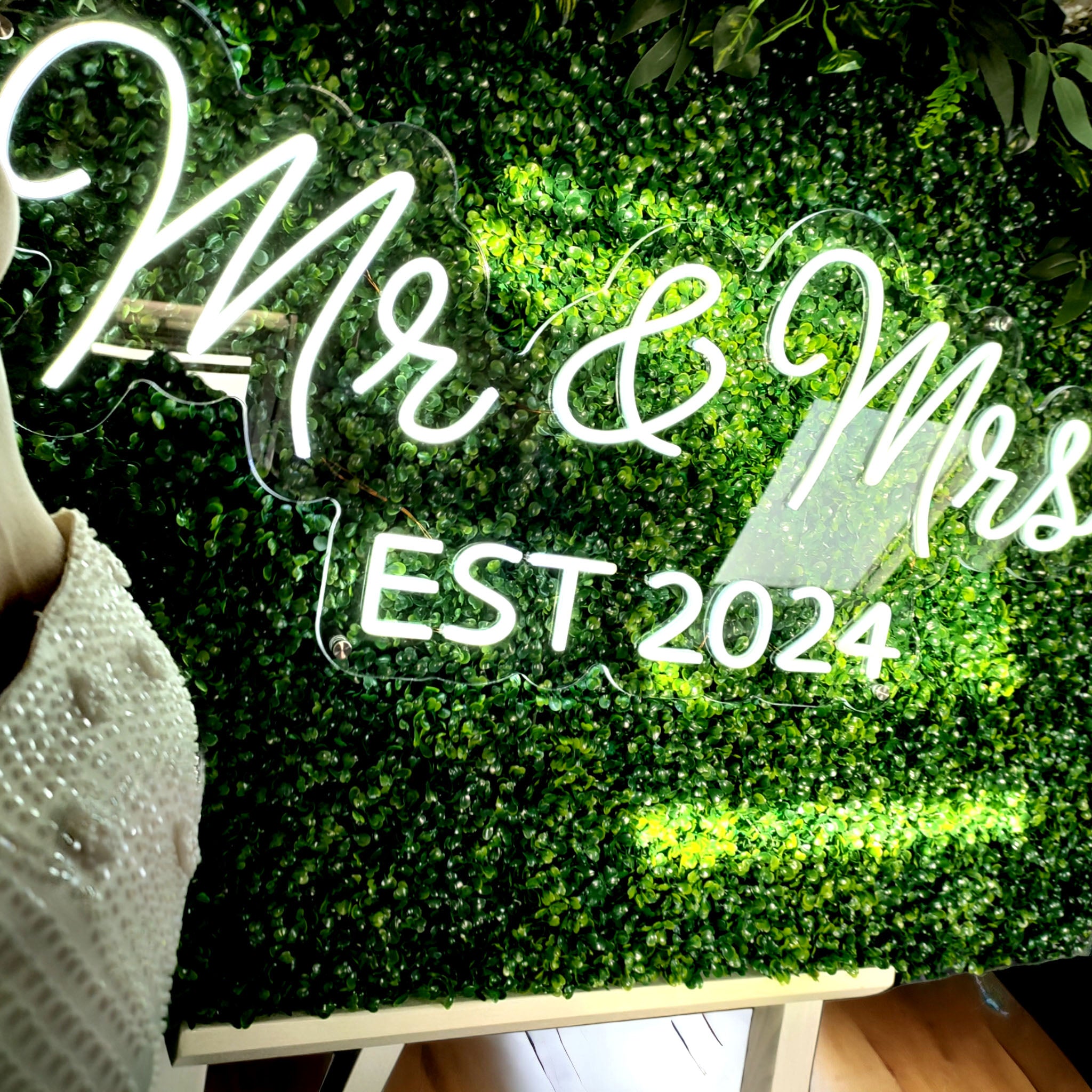 Mr & Mrs Est 2024 Neon Sign Own Your Luxury Wedding Neon Sign Forever! Neon Sign Wedding Decor Inspiration 2024 2025 2026 Personalised Welcome to Our Wedding